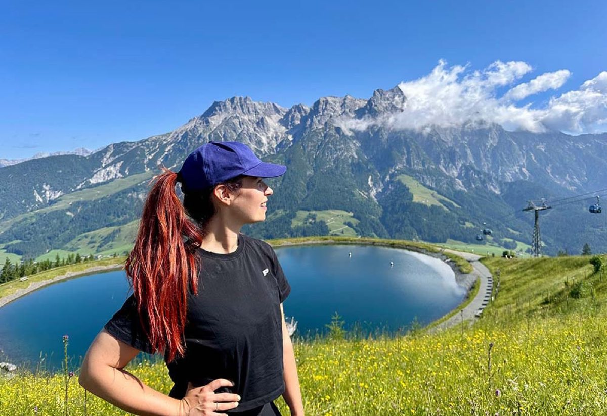 Cynthia bij een bergmeer boven Leogang