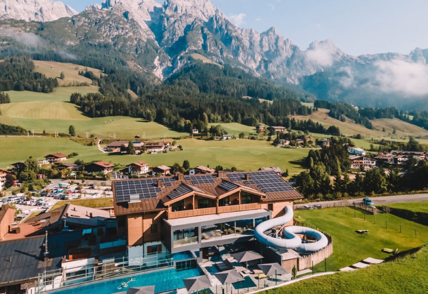 Het Riederalm Hotel in Leogang met de bergen erachter