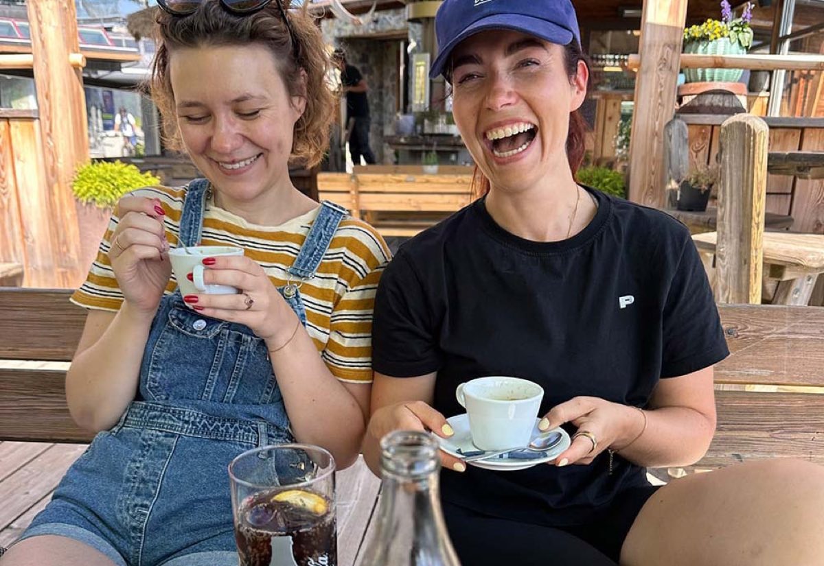 Twee deelnemers met koffie op het terras