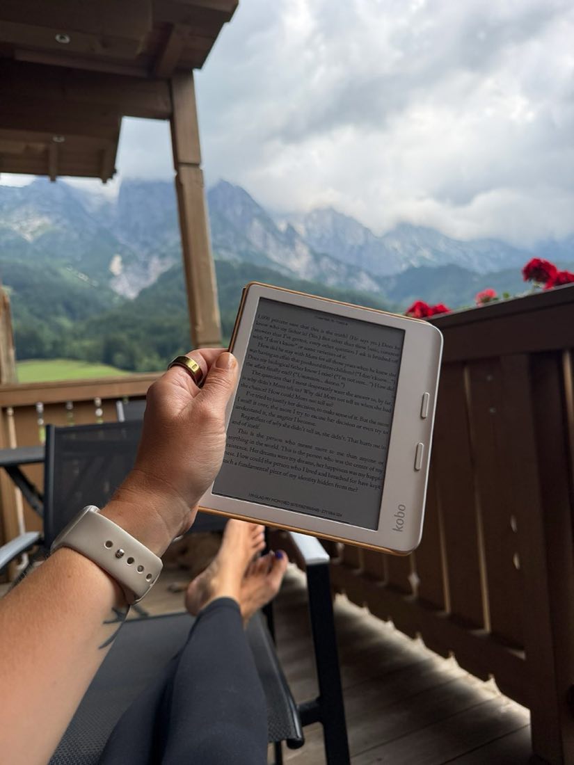 Lezen op het balkon van de eigen kamer