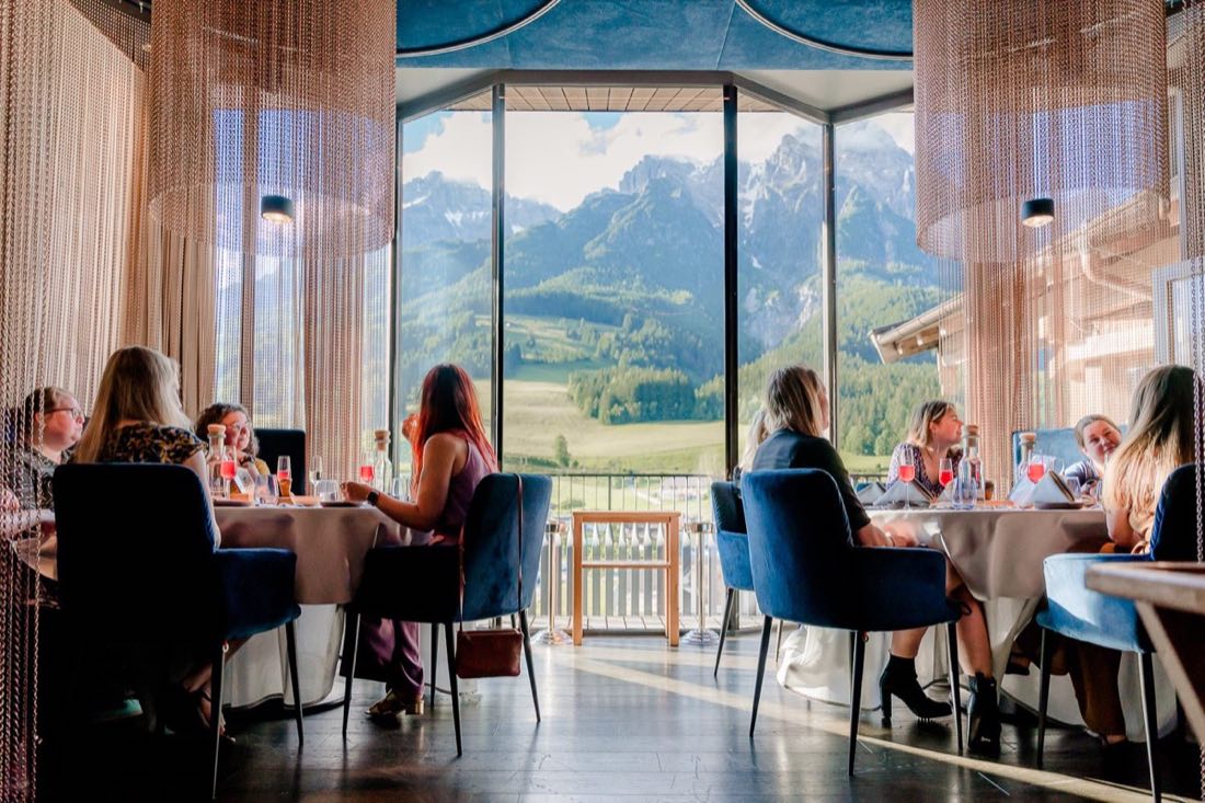 Dineren in het restaurant met panoramaraam op de bergen