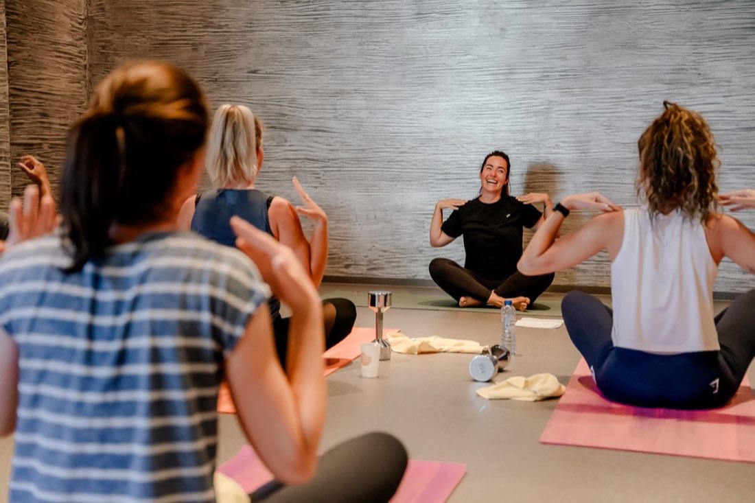 Yogales in de studio van het hotel