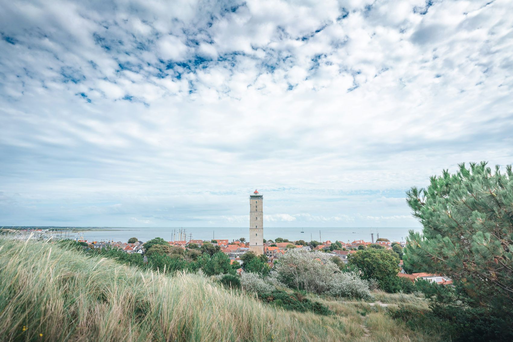 De Brandaris boven West-Terschelling, gezien vanaf de duinen