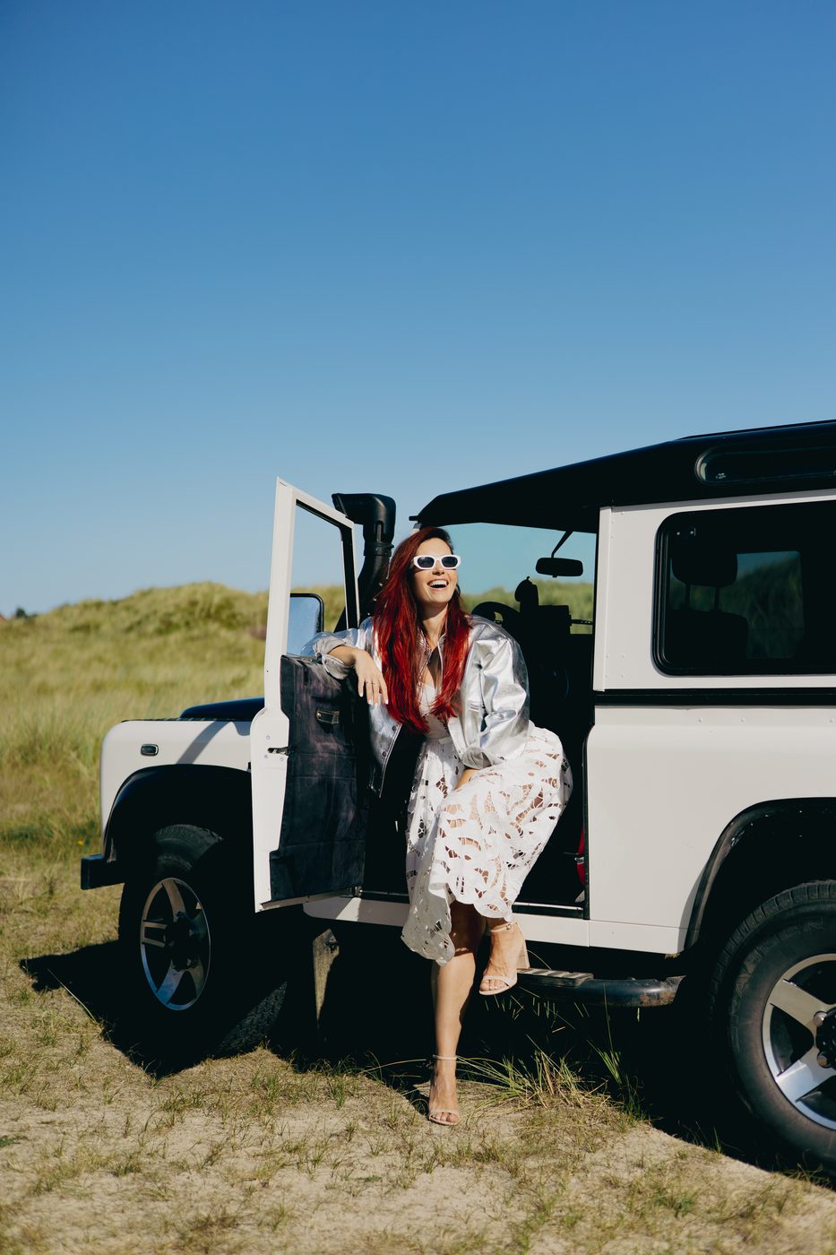 Cynthia bij de Land Rover in de duinen van Terschelling