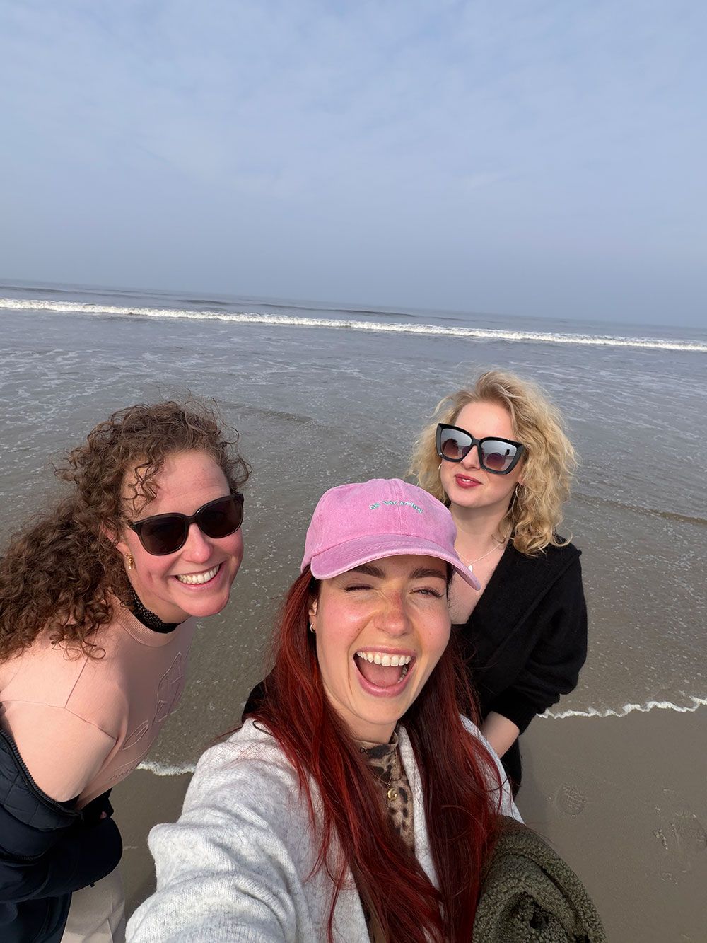 Deelnemers lachend op het strand van Terschelling