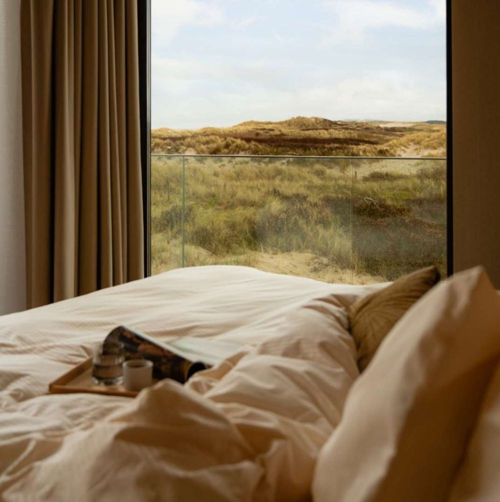 Bed met uitzicht op de duinen bij Hotel Elements