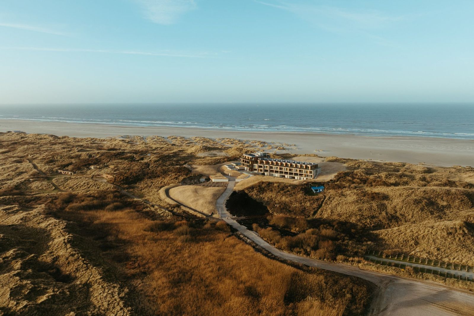 Hotel Elements ligt tussen de duinen, met het strand en de zee erachter