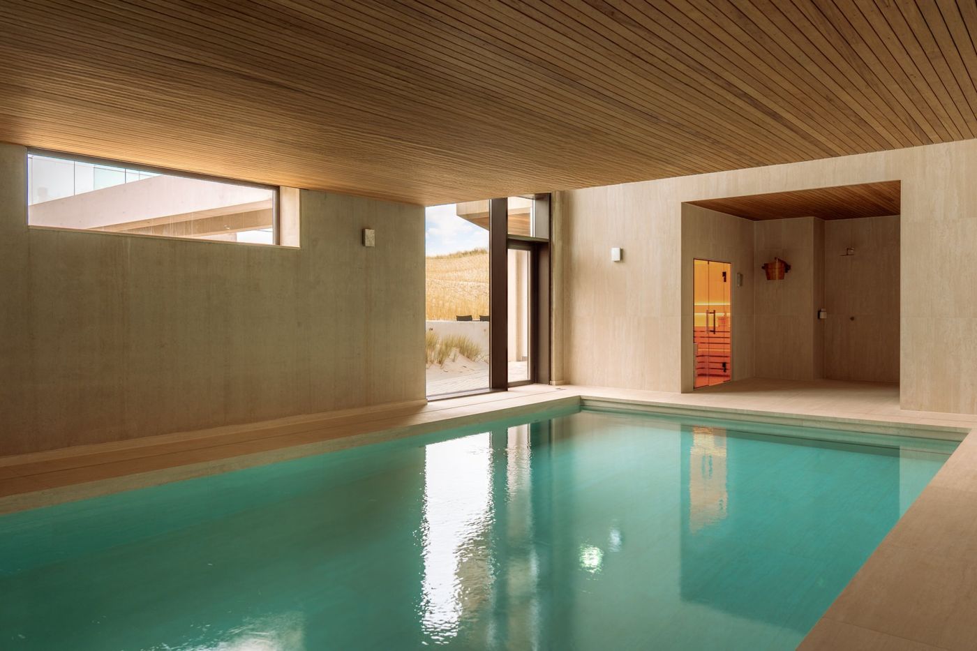 Het binnenzwembad en de sauna van Hotel Elements