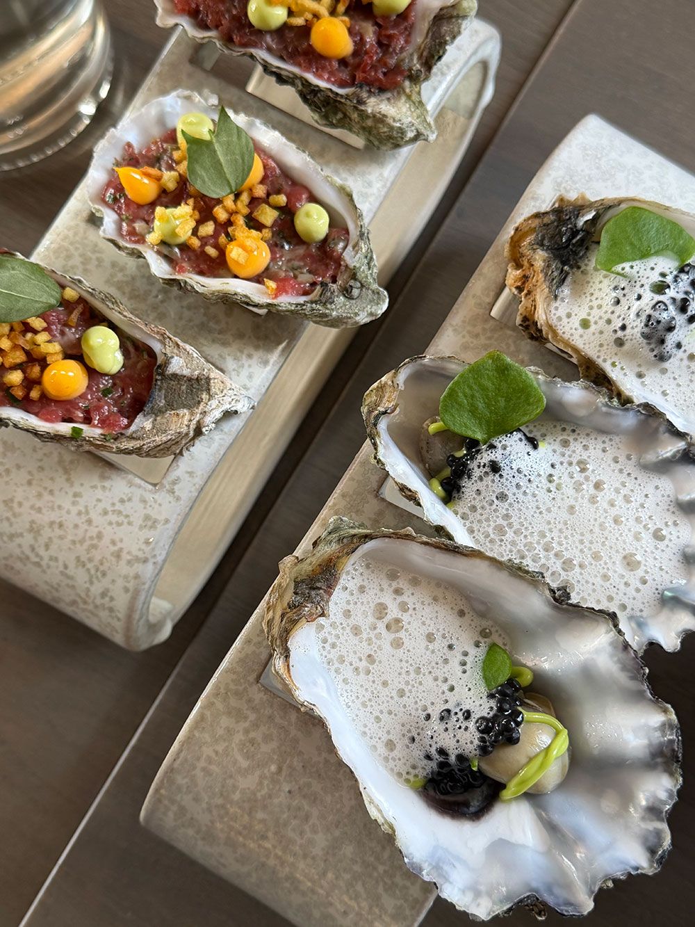 Oesters op een schaal