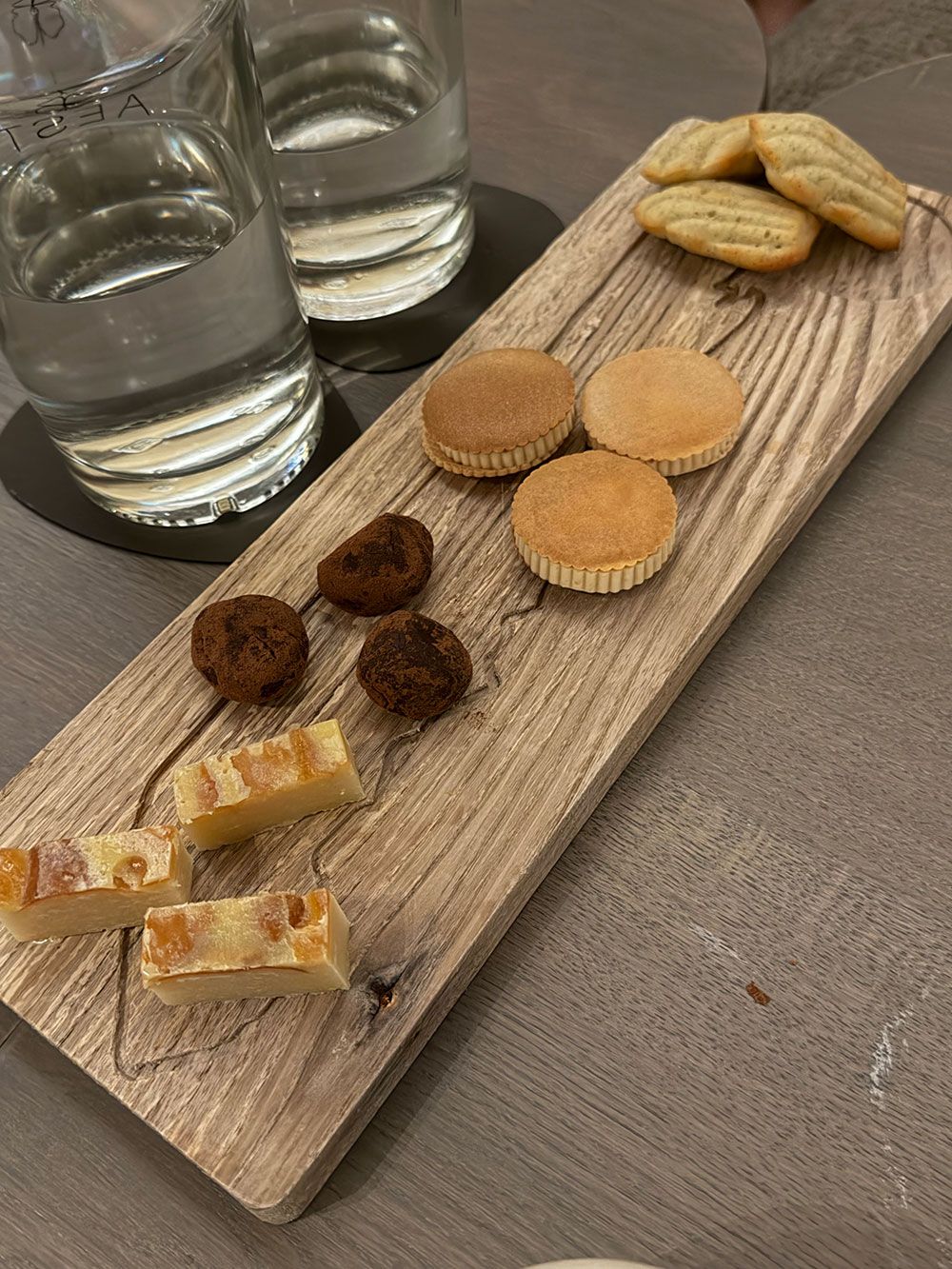 Zoete hapjes op een plank