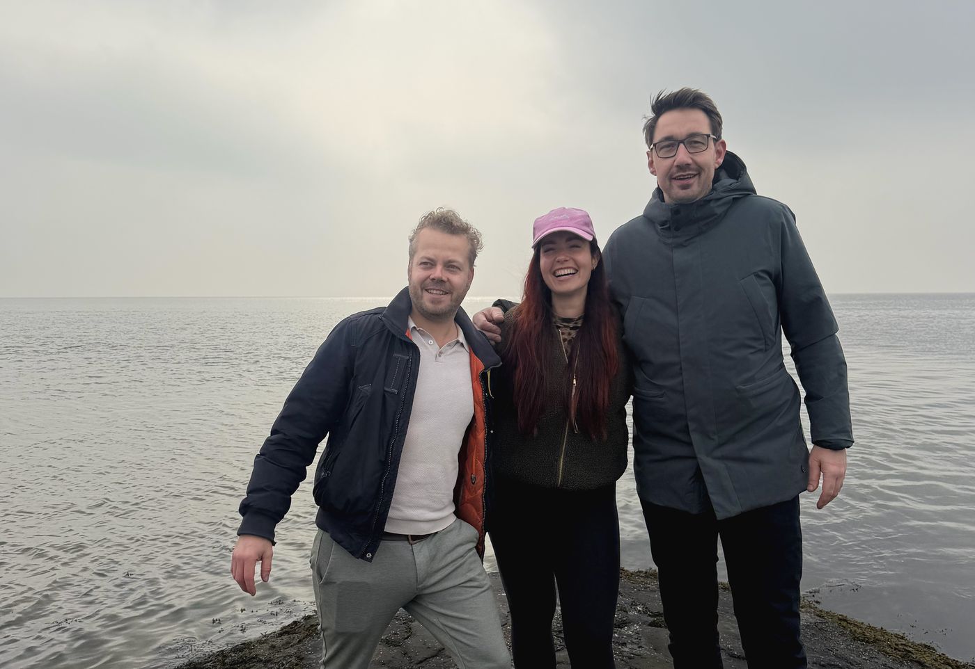 Sander, Cynthia en Michel op de dijk bij het wad