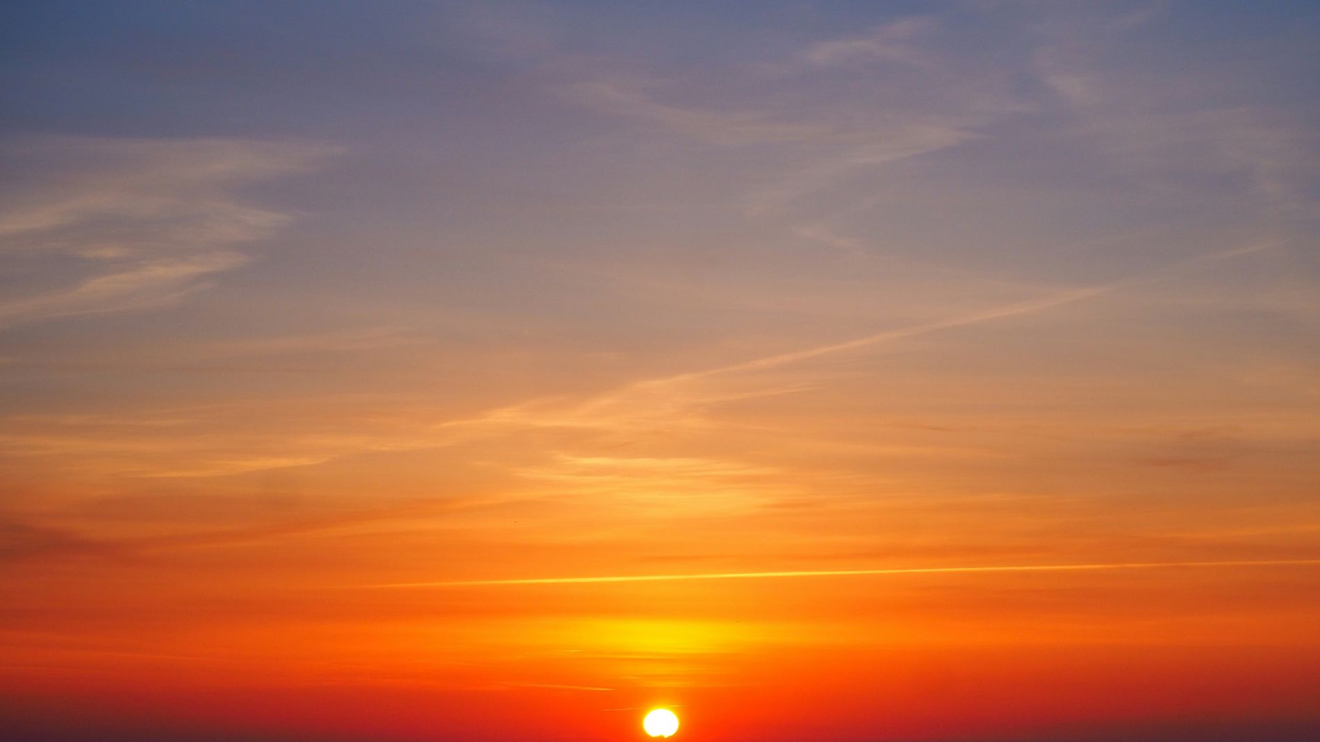 De zon zakt in zee bij Terschelling